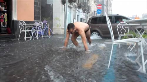 Alluvione in Sicilia, ma c'è chi ci scherza su