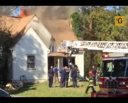 Dà fuoco alla casa della sua ex e balla sul tetto in fiamme