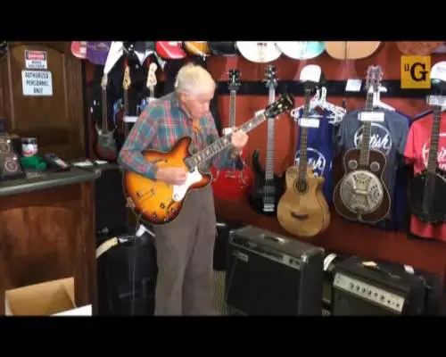81enne prova una chitarra in negozio e conquista il web