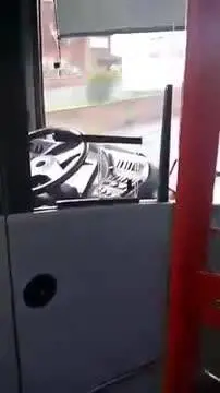 Autista guida mentre guarda la partita sul tablet