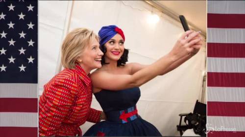 Hillary Clinton super social: dopo Kardashian, ecco il selfie con Katy Perry