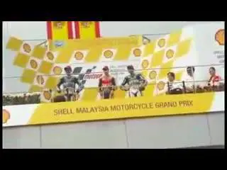 Lorenzo, pollice verso contro Valentino
