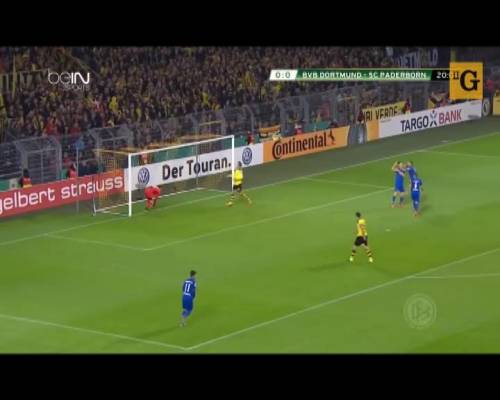 Portiere del Borussia tenta il dribling del pollo