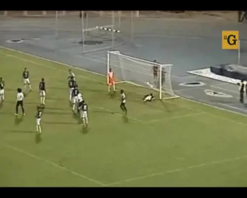 Celebra il gol facendo levitare il pallone