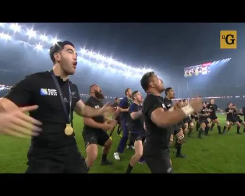 Gli All Blacks celebrano il mondiale con la Haka della vittoria
