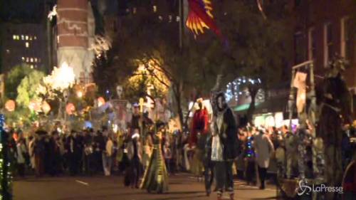 Zombie sfilano per New York: è la grande Halloween Parade