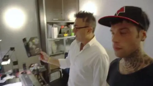 Il ministro Guidi censura la copertina del cd di Fedez