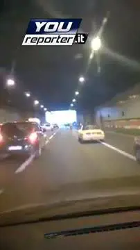 Roma, cavalli al galoppo sul Grande Raccordo Anulare