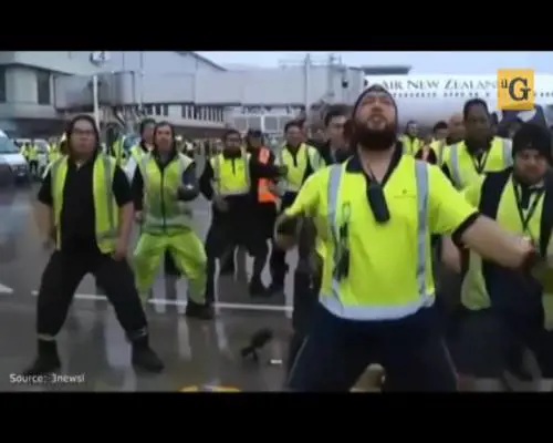 Dipendenti aeroportuali accolgono gli All Blacks con la Haka