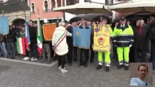 Il sindaco non dà la mano alla ragazza di colore