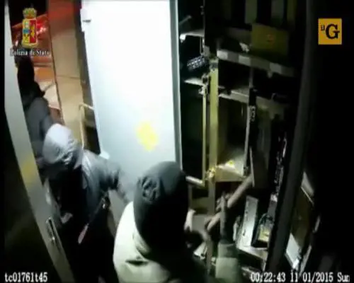 Piedi di porco, picconi e martelli per divellere le casse dei caselli autostradali