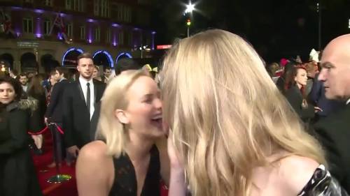 Jennifer Lawrence, bacio lesbo alla première
