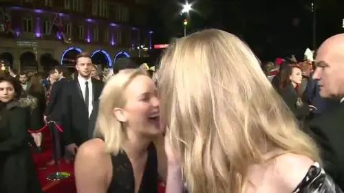 Jennifer Lawrence, bacio lesbo alla première