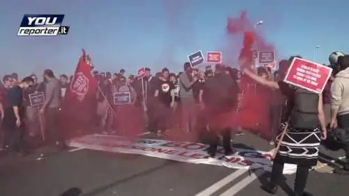 Fumogeni e cori contro Salvini