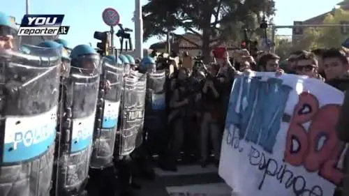 Manifestanti attaccano la polizia