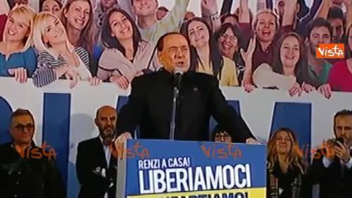 Berlusconi: "Commosso di tornare in piazza"