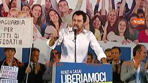 Salvini su poliziotti e centri sociali