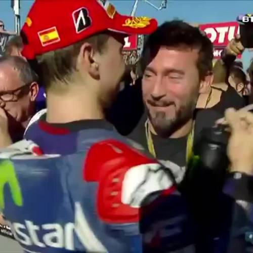L'abbraccio tra Biaggi e Lorenzo