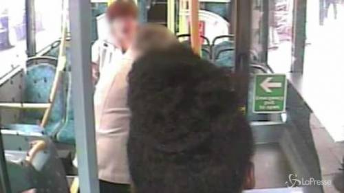 Anziana presa a pugni in autobus: si cerca un'adolescente
