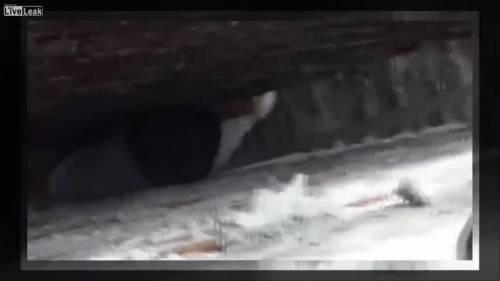 Bloccato tra due pareti, l'incredibile salvataggio del ragazzino