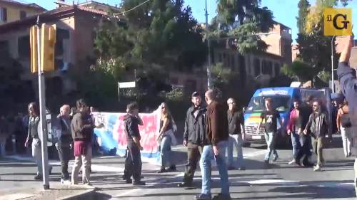 Bologna, gli scontri degli antagonisti: l'attacco alla polizia
