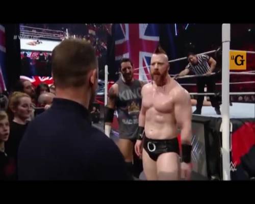 Rooney stende il lottatore di wrestling con uno schiaffo
