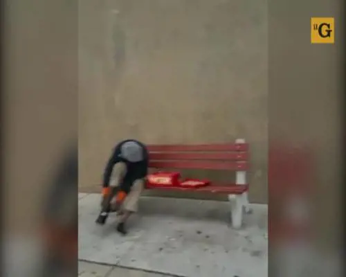 Poliziotto compra un paio di scarpe nuove ad un senzatetto