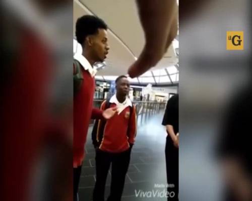 Studenti neri espulsi dall'Apple Store senza motivo