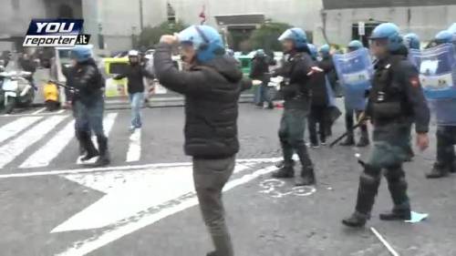 Napoli, scontri tra polizia e studenti