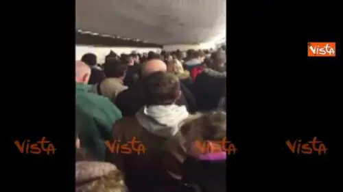 Parigi, i tifosi cantano la Marsigliese dopo gli attacchi