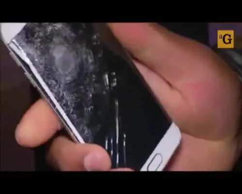 Colpito dalle schegge, salvato dal cellulare