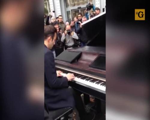 Pianista suona "Imagine" fuori dal Bataclan