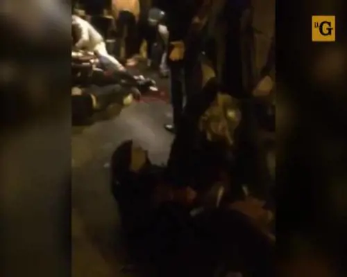 Morti e feriti agonizzanti fuori dal Bataclan