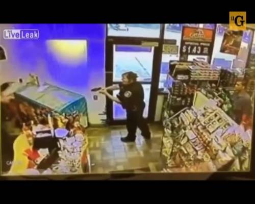 Poliziotta respinge aggressore che tenta di rubarle la pistola