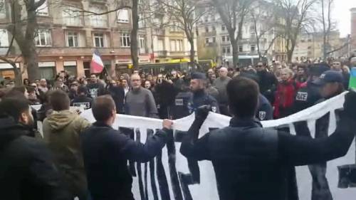 Attentati Parigi, polizia carica destra anti-Islam a Metz