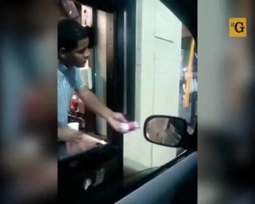 Umilia un barbone e McDonald's lo licenzia