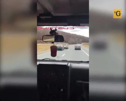 Tenta di speronare un'auto e finisce contro il guardrail