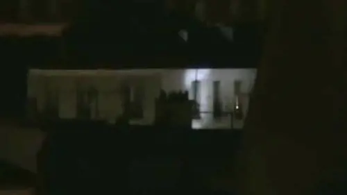 Mirini laser e fari sull'appartamento dei terroristi
