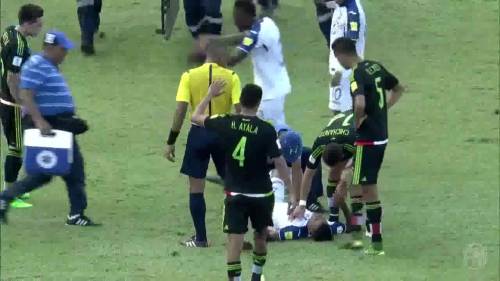Il centrocampista Aquino spacca il ginocchio all'avversario