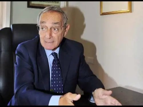 Carlo Taormina contro l'ascoltatore islamico: "Via a calci nel culo. Vai dal tuo Imam, vai..."