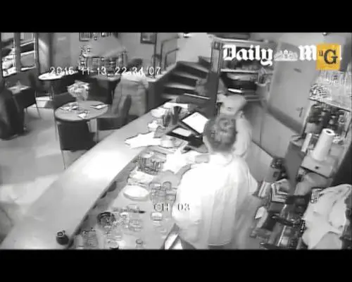 Attacco al bistrot. Il video esclusivo del Daily Mail