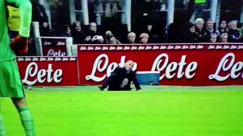 Mancini tenta il tiro: finisce gambe all’aria 