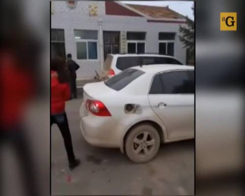 Il marito la tradisce e lei gli distrugge l'auto a martellate