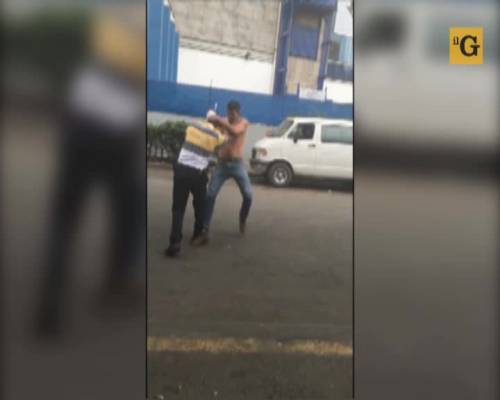 Città del Messico, poliziotti corrotti picchiati in pieno centro