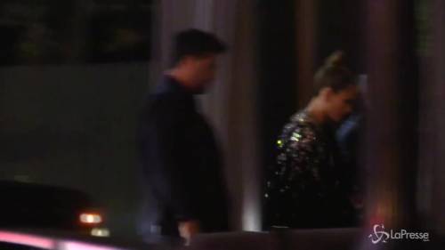 Jennifer Lopez esce dagli Ama con Casper Smart mano nella mano