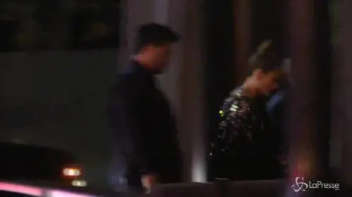 Jennifer Lopez esce dagli Ama con Casper Smart mano nella mano