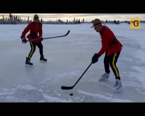 Poliziotti canadesi giocano a hockey in servizio
