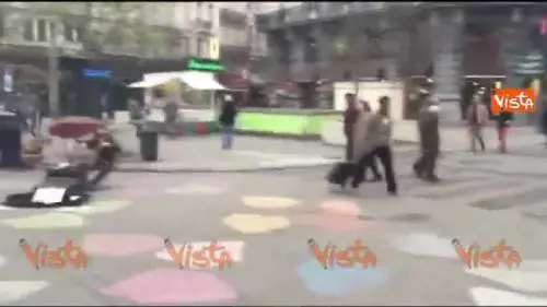Bruxelles, musicista suona "Hallelujah" nella piazza semivuota