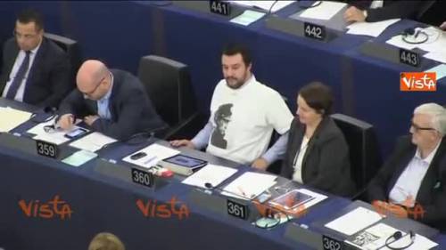 Strasburgo, Salvini indossa t-shirt con l'immagine di Putin