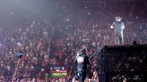 Inconveniente tecnico sul palco per Tiziano Ferro